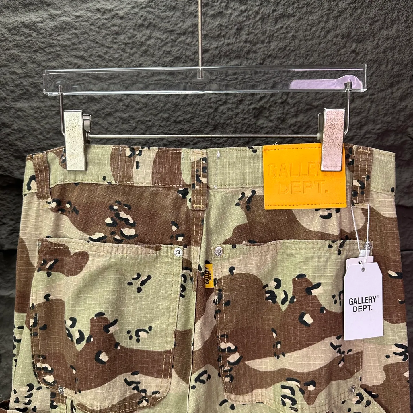 P240 GALLERY DEPT. 2025 new khaki brown camouflage couple style loose bootcut jeans 🔥High version🔥High version🔥Top ceiling quality. Styles with different wash textures, very friendly to people with thin legs and thick legs. The loose bootcut style is very flattering to the leg shape. Moderate length that never goes out of style, easy and casual to match, basic styling for various styles, a must-have in the wardrobe! The fabric is stiff but also makes the upper body soft without losing texture. The washing process is even more perfect. It is a must-have item for everyone! ! ! Washed wheat, hang tag, pants label, complete with three labels Color: khaki Size: 28, 30, 32, 34, 36 (five sizes)